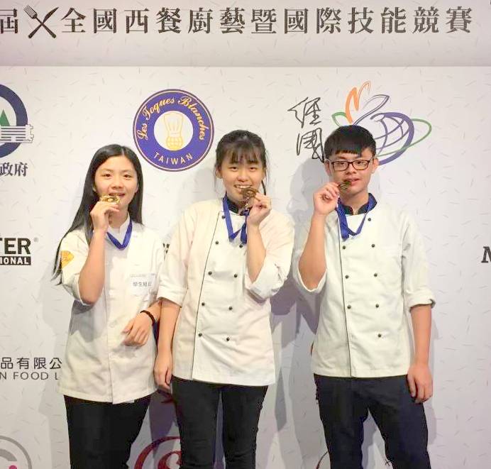 桃育餐旅群參加西餐廚藝競賽成績優異  二84班黃靖茹榮獲金牌獎