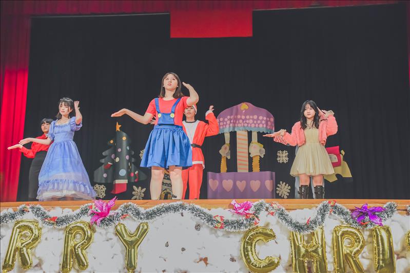 桃園育達高中外語群聖誕PARTY
表演+遊戲 全場歡樂 感念師恩 溫馨喜樂
