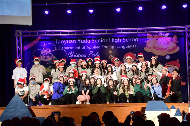 桃園育達高中外語群熱唱舞動，共度歡樂聖誕PARTY