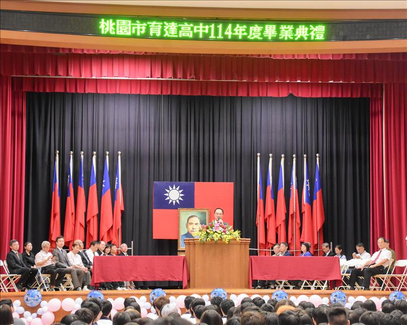 青春無限「向前跑」！桃園育達高中紅毯送別畢業生