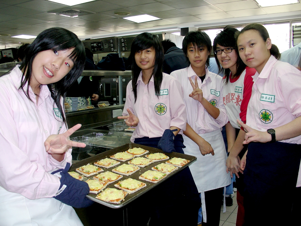 國中技藝教育學程合作教學     東興國中學生快樂學做吐司Pizza