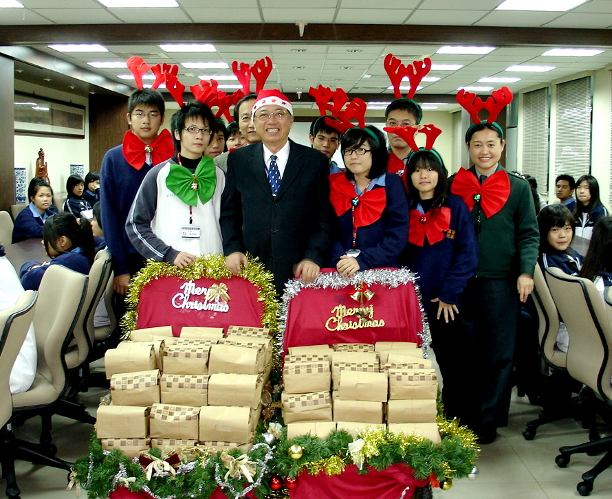快樂耶誕節  陳永盛校長由班聯會幹部陪同分送糖果   感謝老師一年辛勞