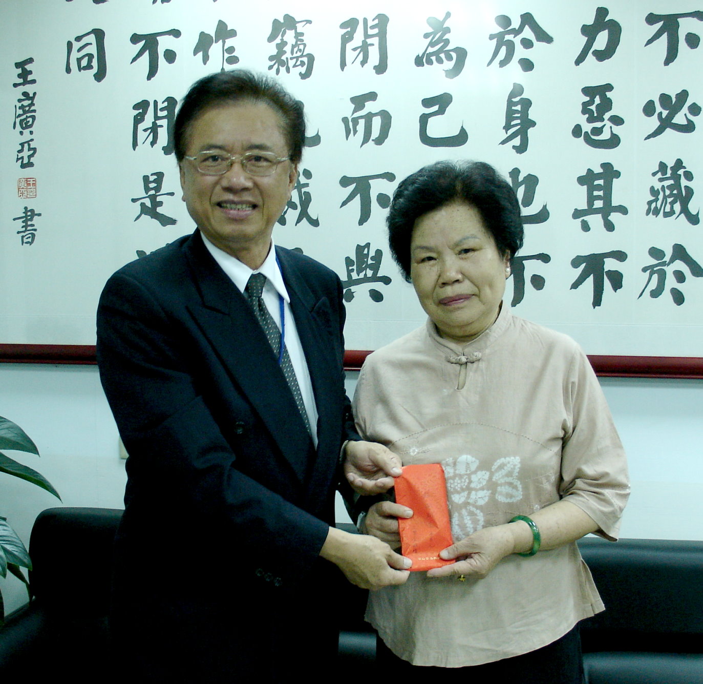 王翠金學姐樂捐善款  學弟陳永盛校長代表致謝