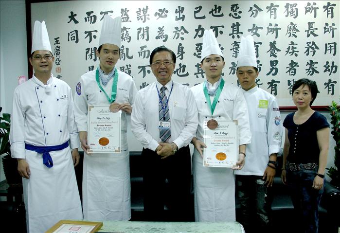 桃育餐飲科校友榮獲香港國際美食賽銅牌獎  返校謝師恩