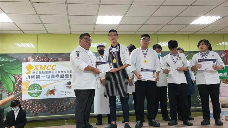 國際廚藝模擬賽餐飲科榮獲金牌